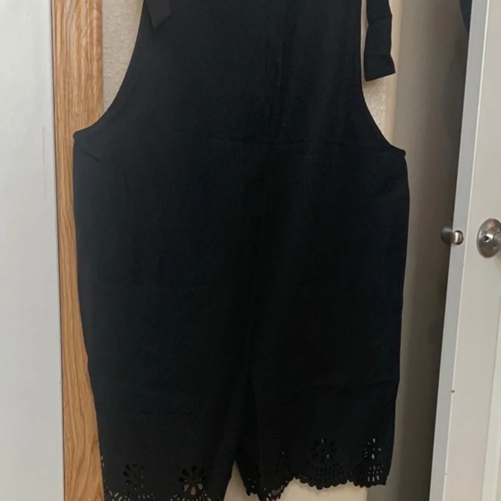 BLACK Floral Cutout Scallop Hem Tie Straps Boxy Fit Summer Romper - Picture 4 of 5